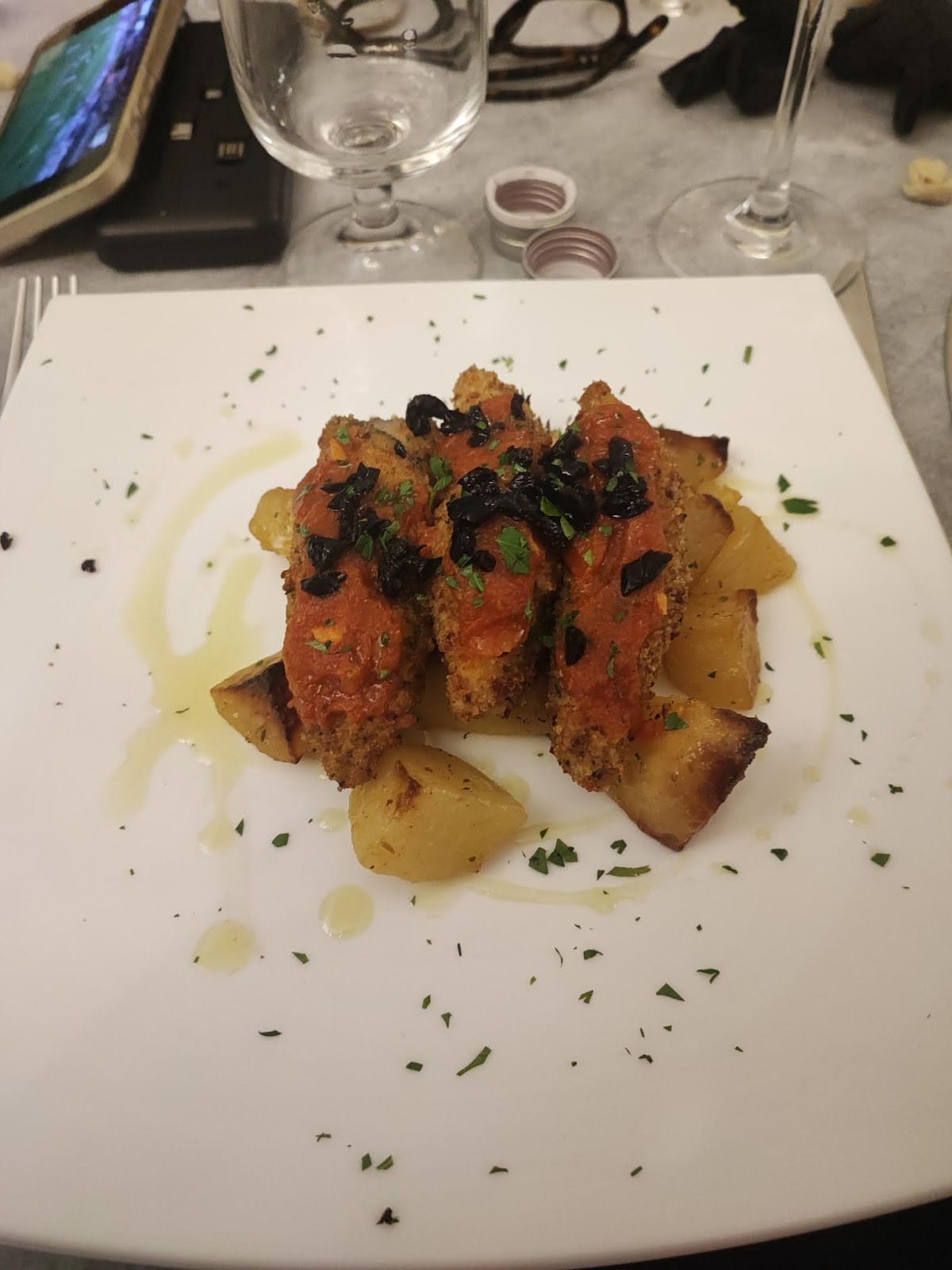 Cotolette impanate con salsa di pomodoro, olive e patate