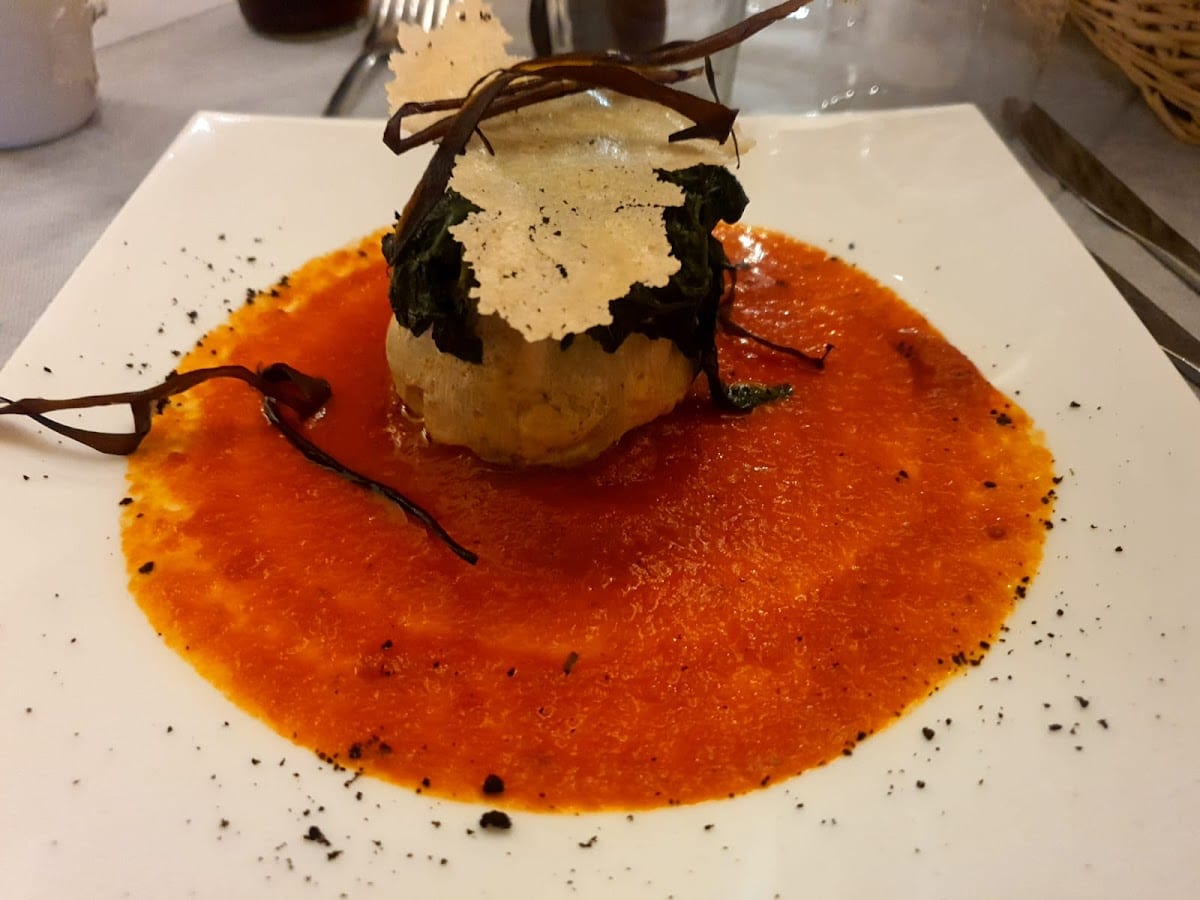 Arancina/Polpetta con spinaci e cialda su crema di pomodoro