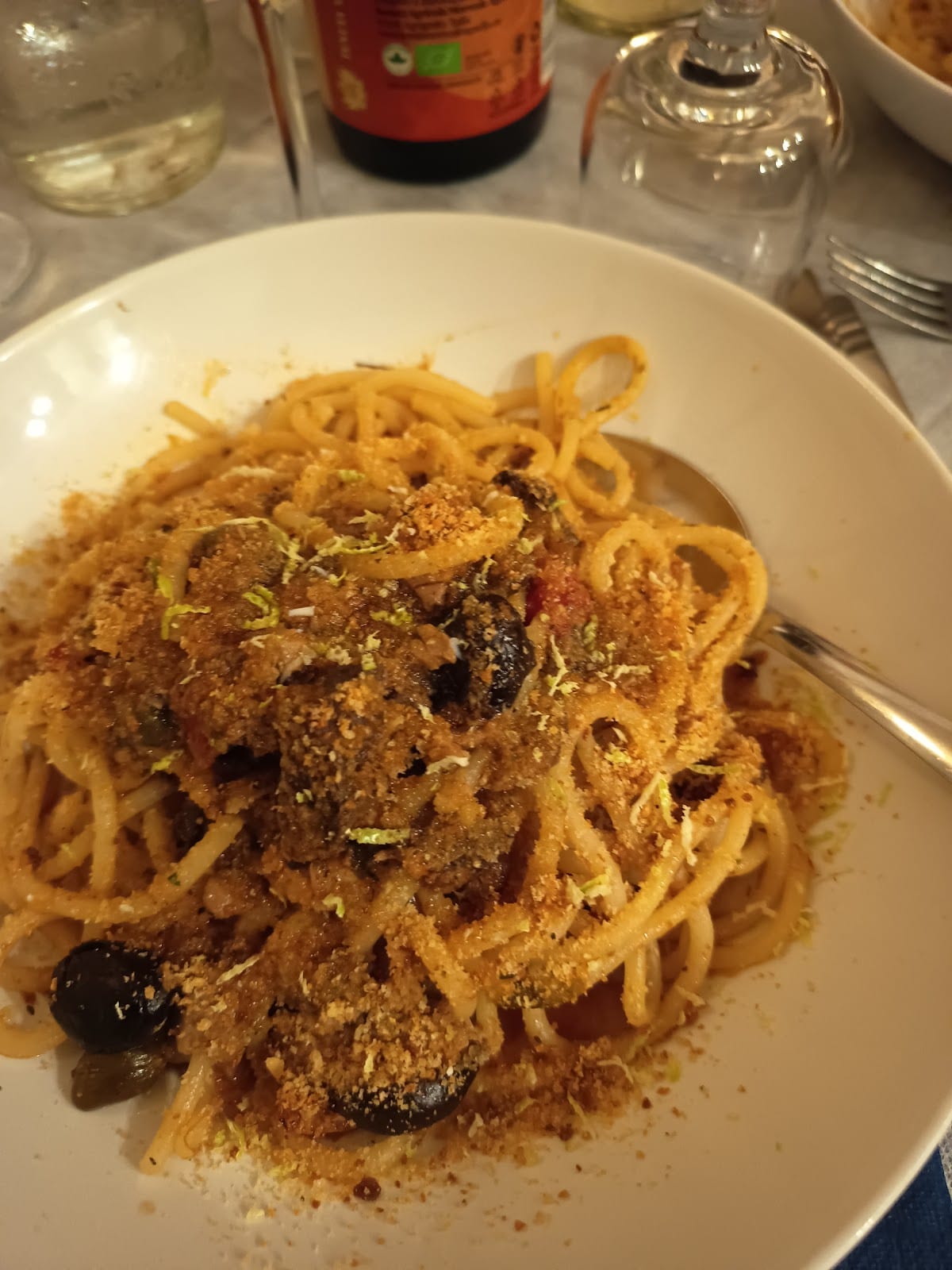 Spaghetti con mollica tostata, olive e capperi